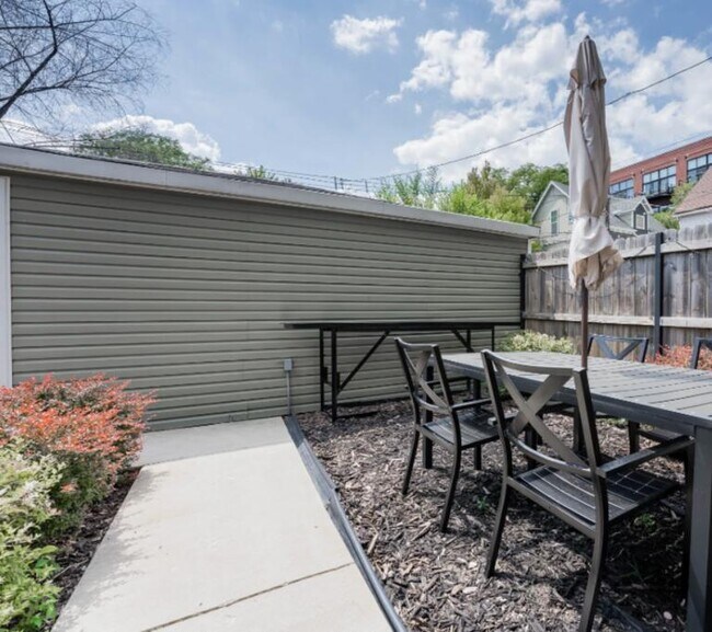 Foto del edificio - 2651 W Armitage Ave