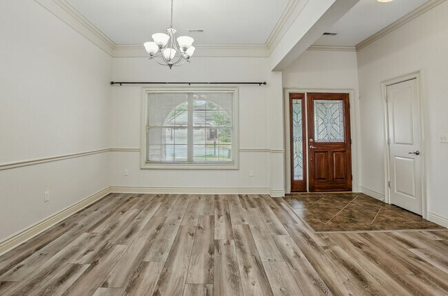 Building Photo - Marvelous 3 Bedroom House In Mill Creek Manor!