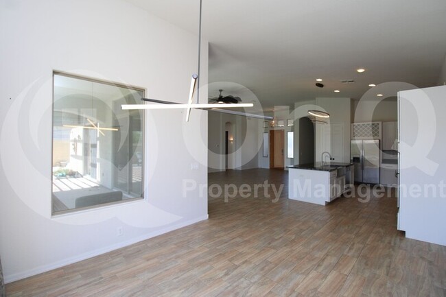 Building Photo - 1139 E Ocotillo Rd