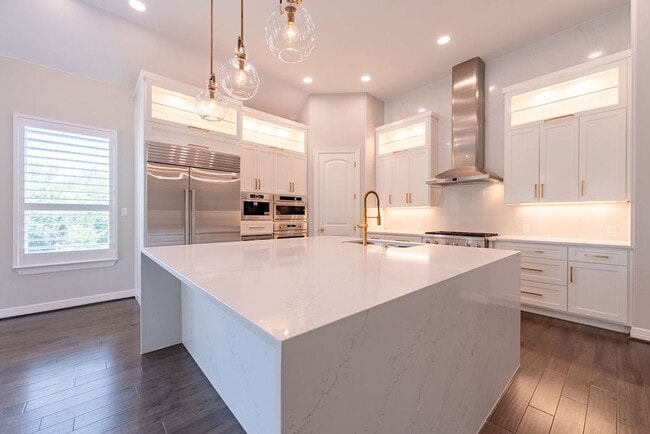 Building Photo - Luxurious 4 bedroom, 4 bathroom home with ...