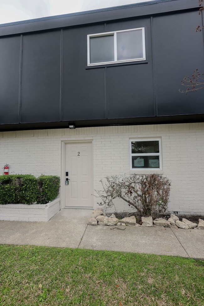 Building Photo - 708 Staitti St