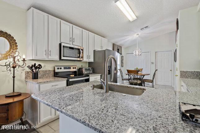 Building Photo - 4 br, 2 bath House - 850 S Lilac Loop
