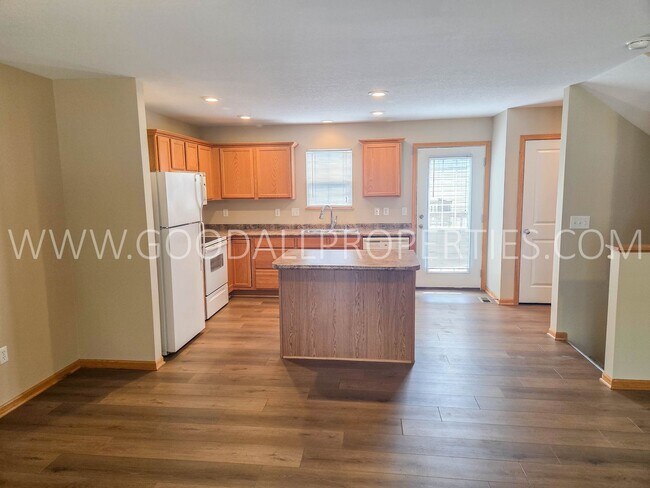 Foto del edificio - Summer Special! 2-Bedroom, 2.5-Bath Townhome in Urbandale with 2-Car Attached Garage
