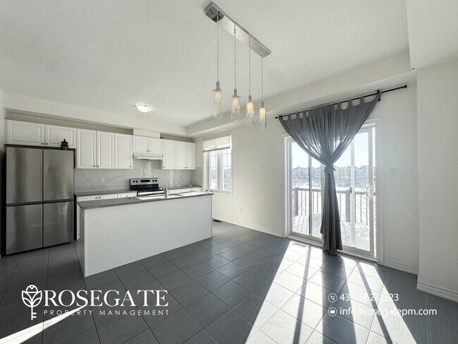 Photo du bâtiment - Spacious 3-Bedroom Freehold Townhouse with Garage & Backyard in Brampton