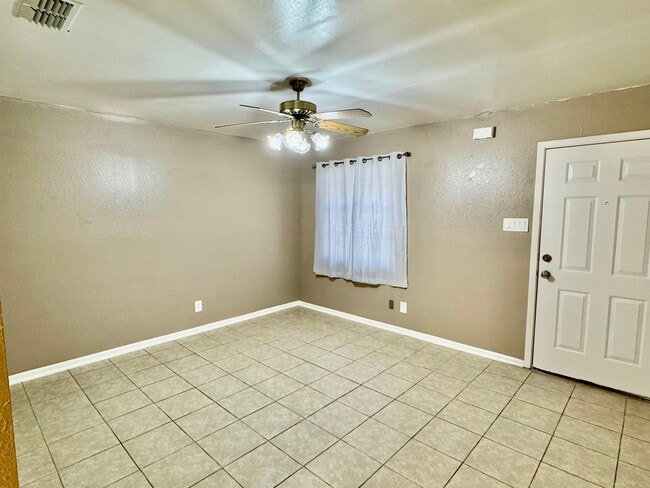 Building Photo - 1421 Reagan Dr