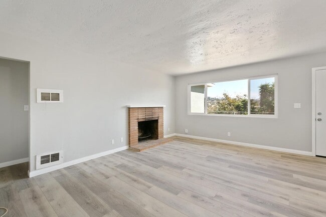 Foto del edificio - Remodeled Home with Views!