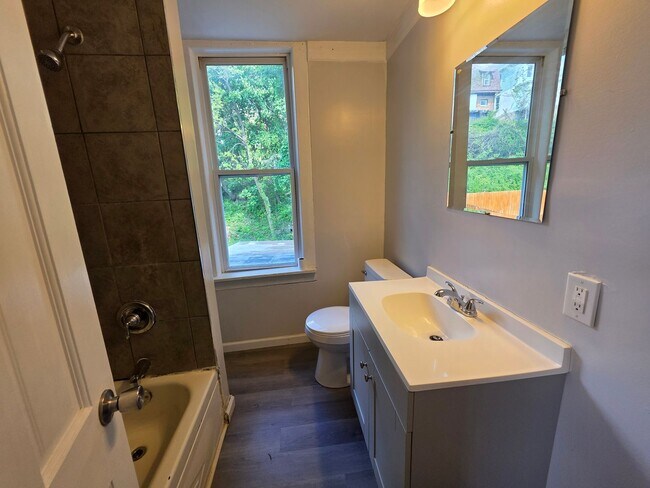 Foto del edificio - 1637 Rutherford Ave