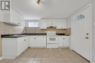 Building Photo - 55 Moore St