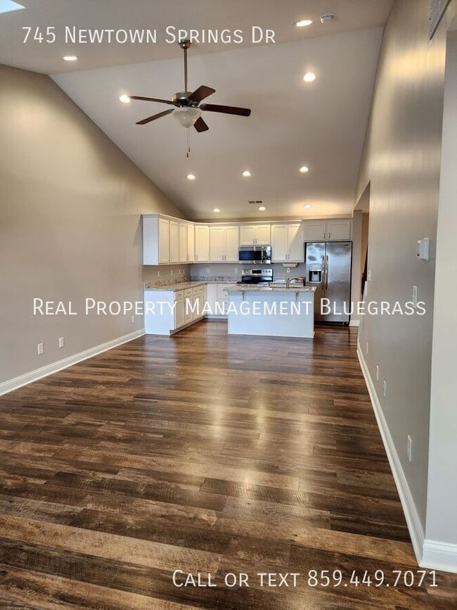 Foto del edificio - 745 Newtown Springs Dr