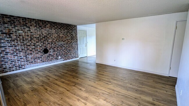 Building Photo - Cute 3 Bedroom plus Den/Office/Bonus Room ...