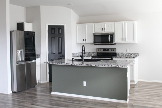 Building Photo - 1013 Velvet Ct