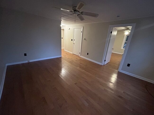 Building Photo - 16 E Walnut St