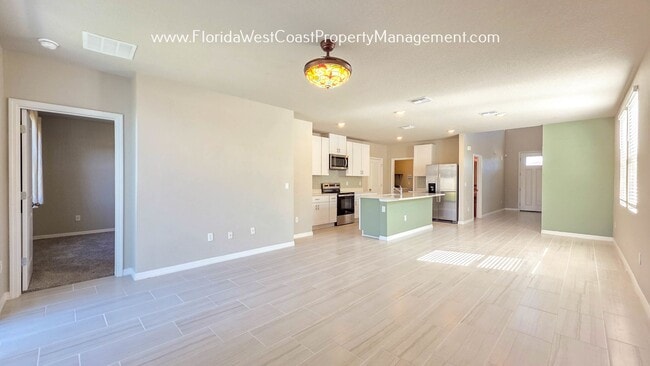 Foto del edificio - BRILLIANT and SPACIOUS! 4 BEDROOM/2.5 BATH PLUS LARGE BONUS-FLEX SPACE and FENCED YARD!