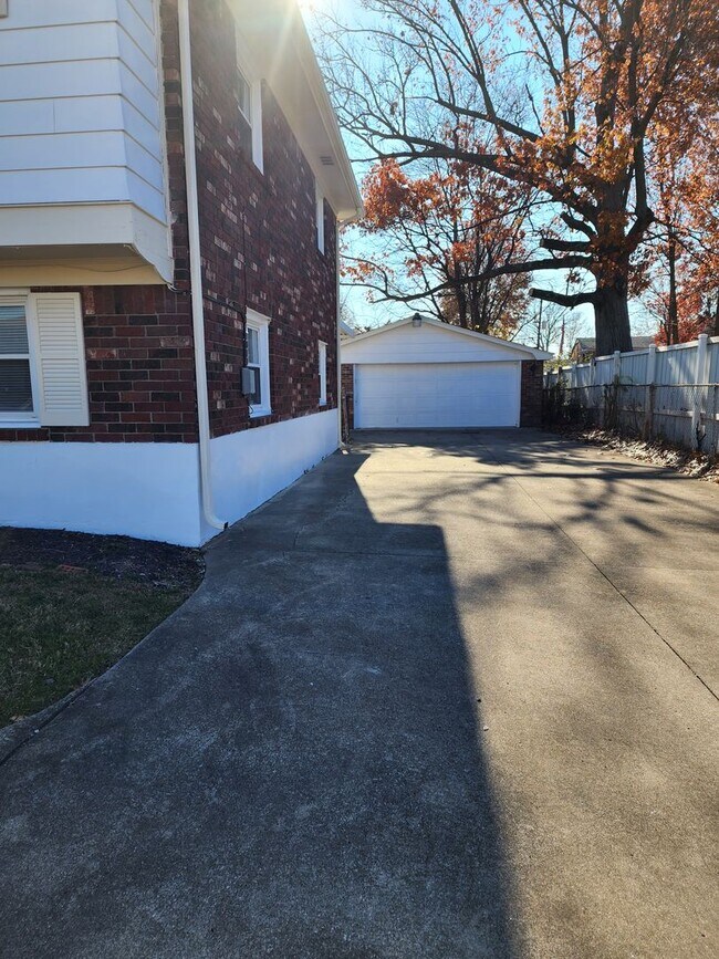 Building Photo - 4306 Shady Villa Dr