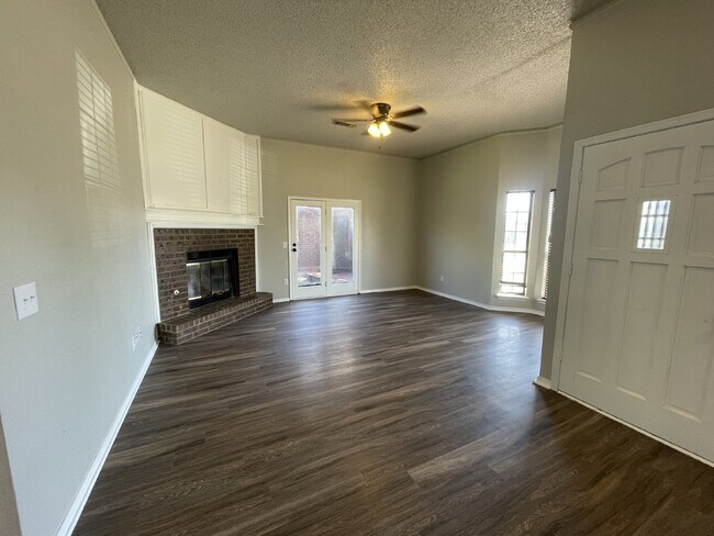 Foto del edificio - 2-Bedroom Home with 2-Car Garage