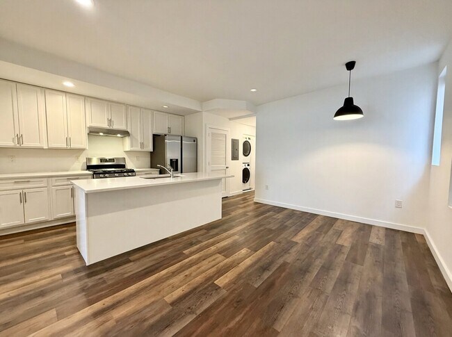 Building Photo - 451 Green Ln