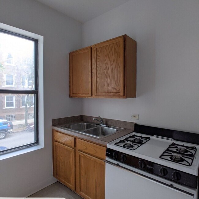 Building Photo - 1530 N Kedzie Ave