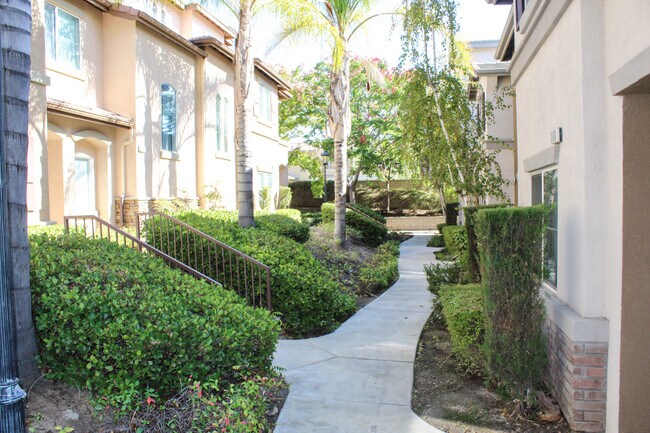 Foto del edificio - Murrieta 2 Bedroom Townhome + Office, Loft and 2 Car Garage