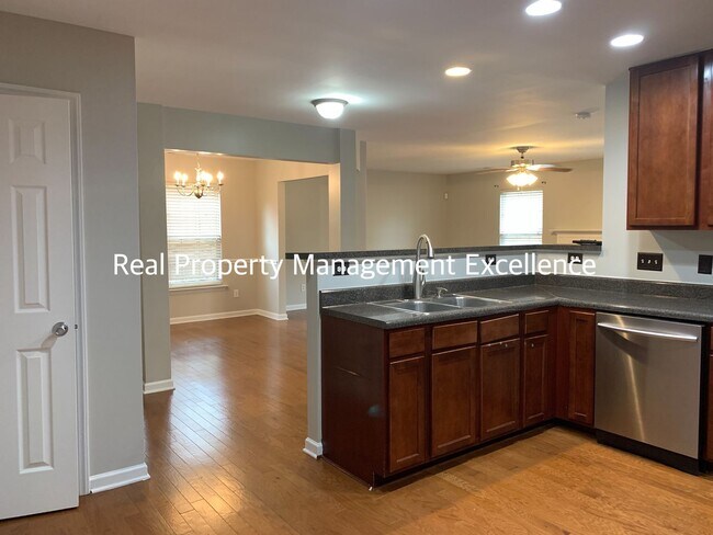 Foto del edificio - Amazingly Spacious Residence, Available In...