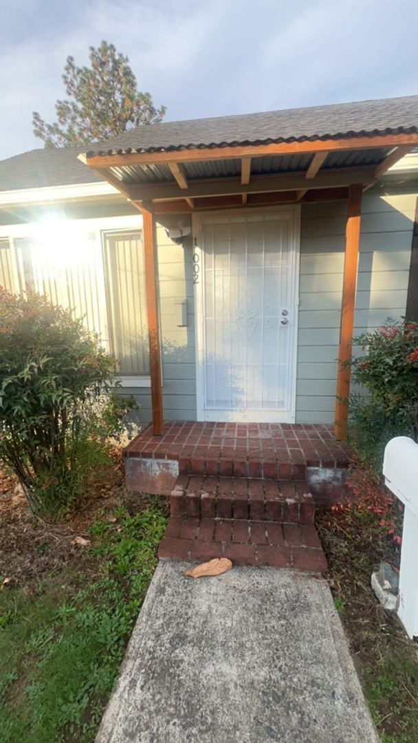 Foto del edificio - 4BED2BATH - GARAGE, HEAT PUMP AC, BACK YAR...