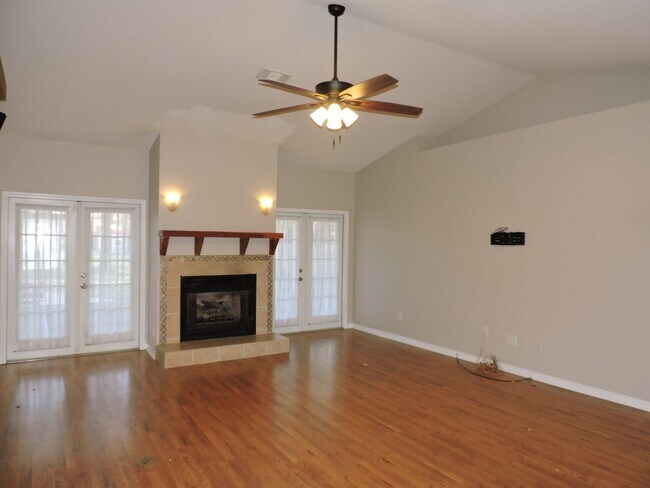 Building Photo - Beautiful home on one acre lot!