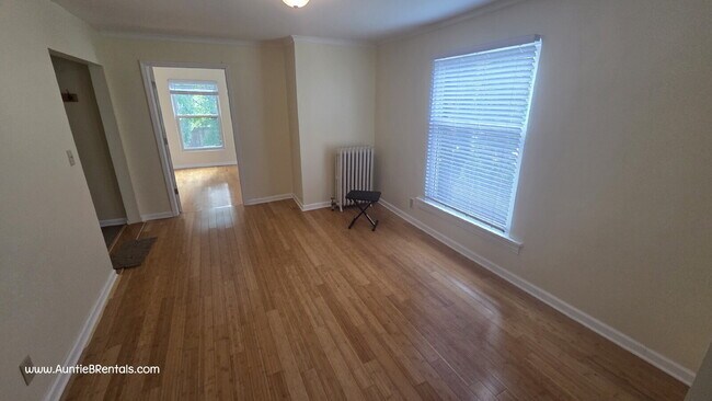 Foto del edificio - 4 bed with office, upper level Duplex pets...
