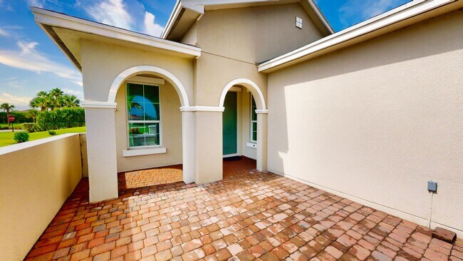 Building Photo - 9472 SW Royal Poinciana Dr