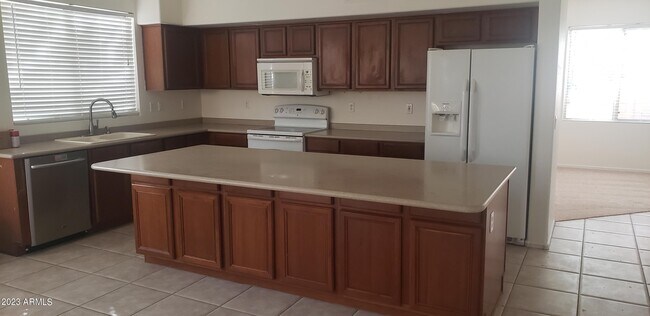 Building Photo - 1051 E Sherri Dr