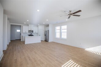 Building Photo - 136 S Broyles Ave