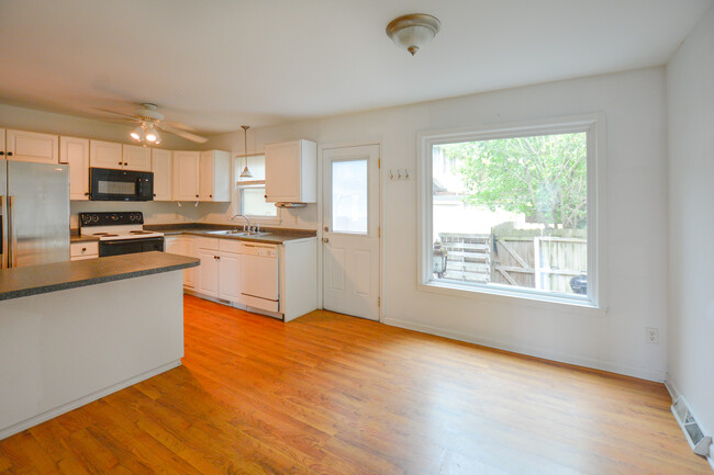 Foto del edificio - Adorable Townhouse in Rosemead Subdivision