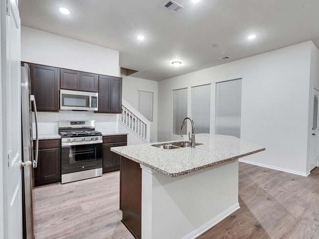 Building Photo - 405 Magnolia Ln