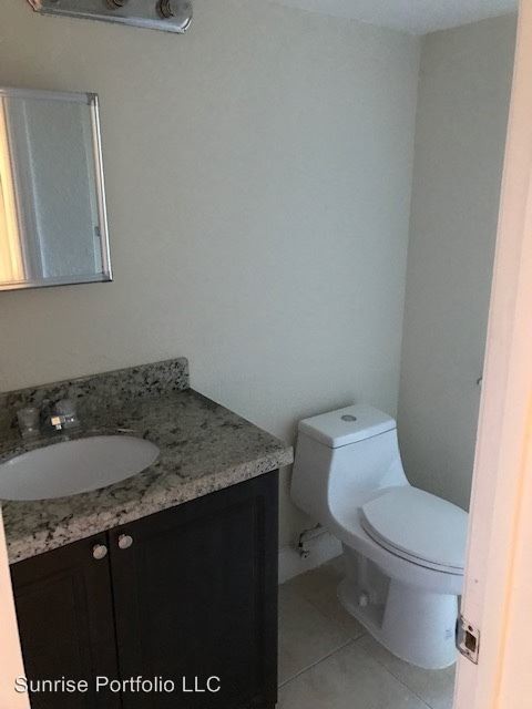 Building Photo - 1 br, 1 bath Apartment - 5941 NW 16th Pl