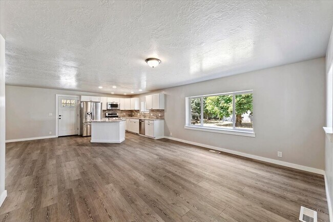 Foto del edificio - Spacious Middleton Home, Utilities & Lawn Care Included