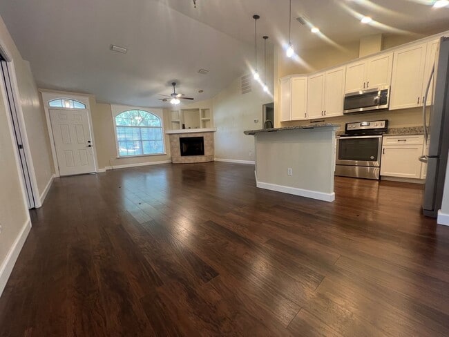 Building Photo - 3-Bedroom Home in Hickory Forest