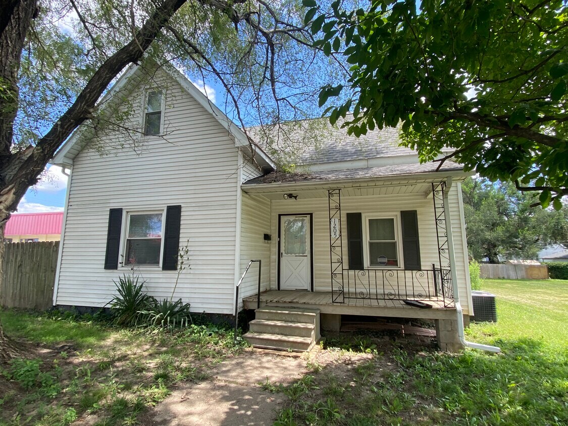 Primary Photo - 1205 N Bowman Ave