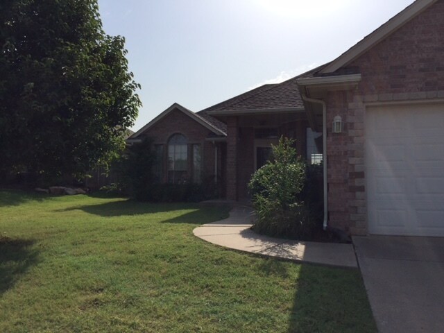 Building Photo - 16612 Hardwood Pl