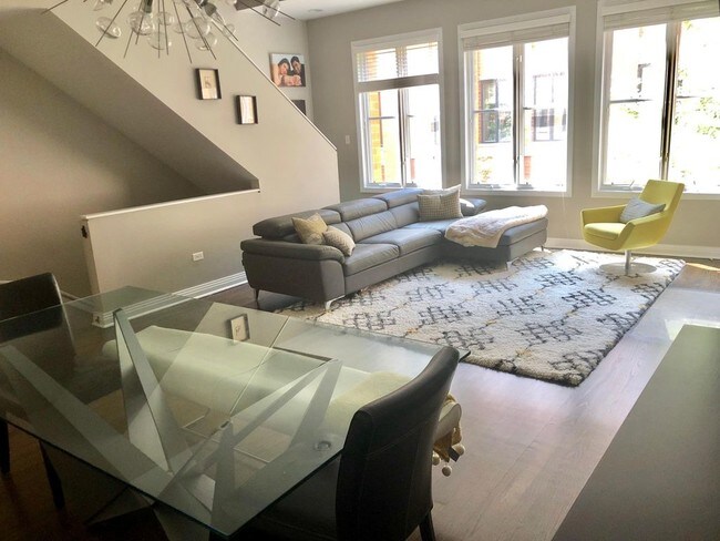 Living Area - Level 2 - 1117 W Monroe St