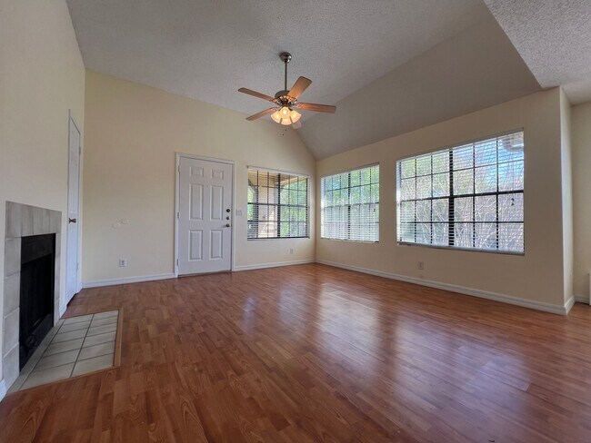 Foto del edificio - 1/1 Corner Unit in GATED ~ LAKEFRONT community in Altamonte Springs!