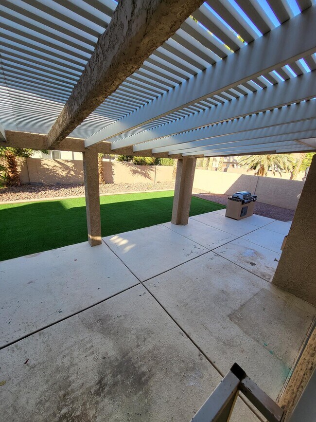 great outdoor area - 2690 African Violet Ave