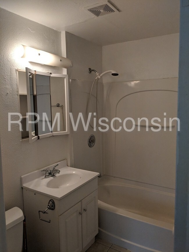 Foto del edificio - Lower Duplex- West Allis