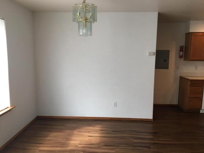 Building Photo - 1330 D S Skyline Dr