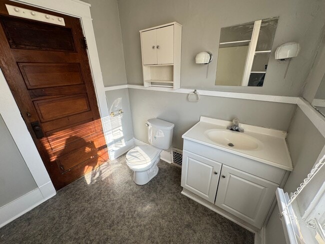 Building Photo - 108 S College St