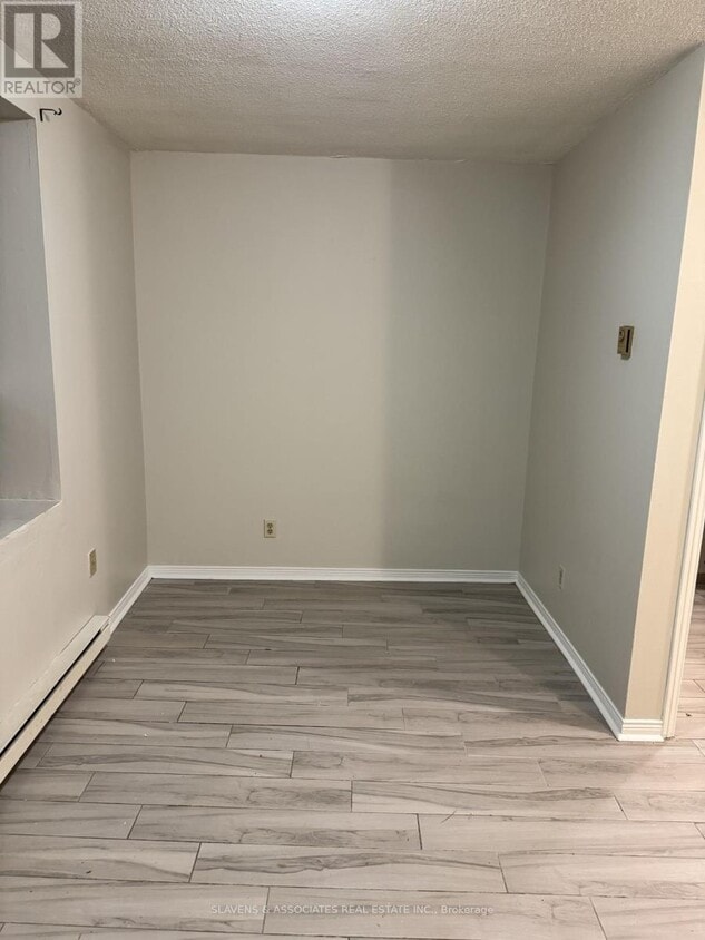 Photo du bâtiment - 45 King Ave E