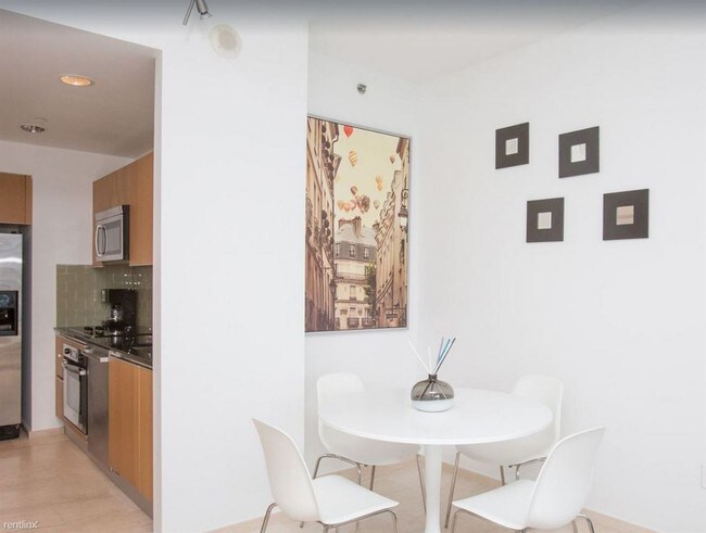 Building Photo - 1 br, 1 bath Apartment - 1365 NE 105th St
