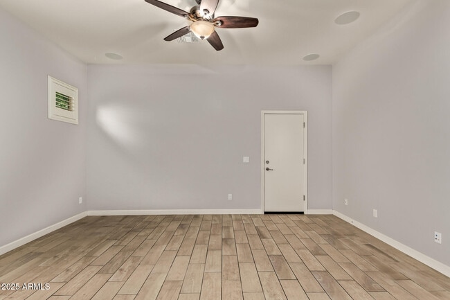 Building Photo - 947 E Dumbarton Ave