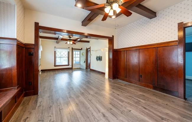 Building Photo - 25% OFF FIRST MONTHS RENT - Large Beautiful Home