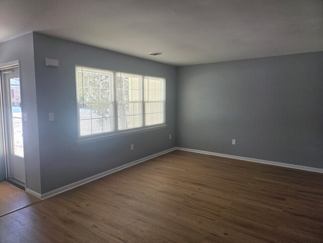 Building Photo - 104 Laurel Ct