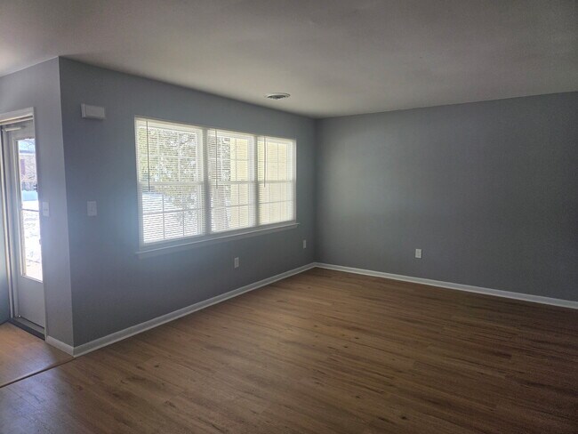 Foto del edificio - 104 Laurel Ct