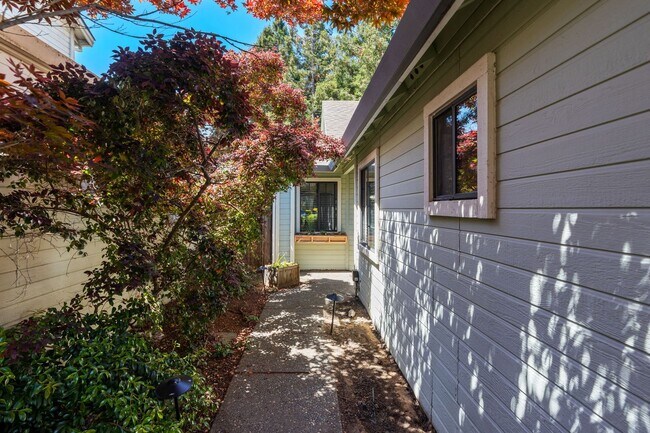 Building Photo - 3 bed 2 bath single level home available f...