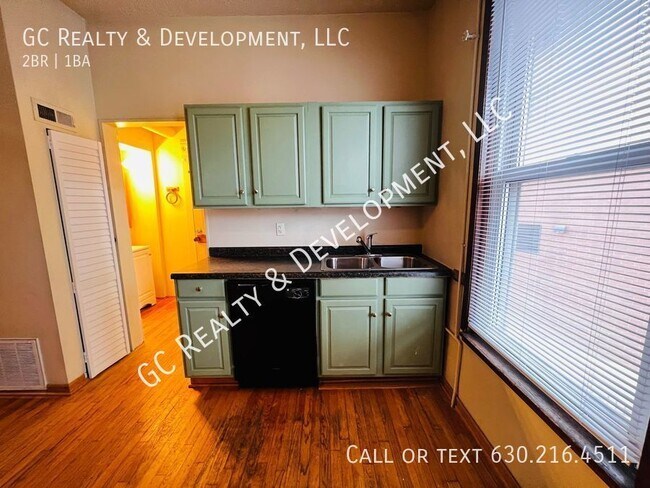 Building Photo - ** WRIGLEYVILLE 2 BR / 1 BATH / HARDWOOD F...